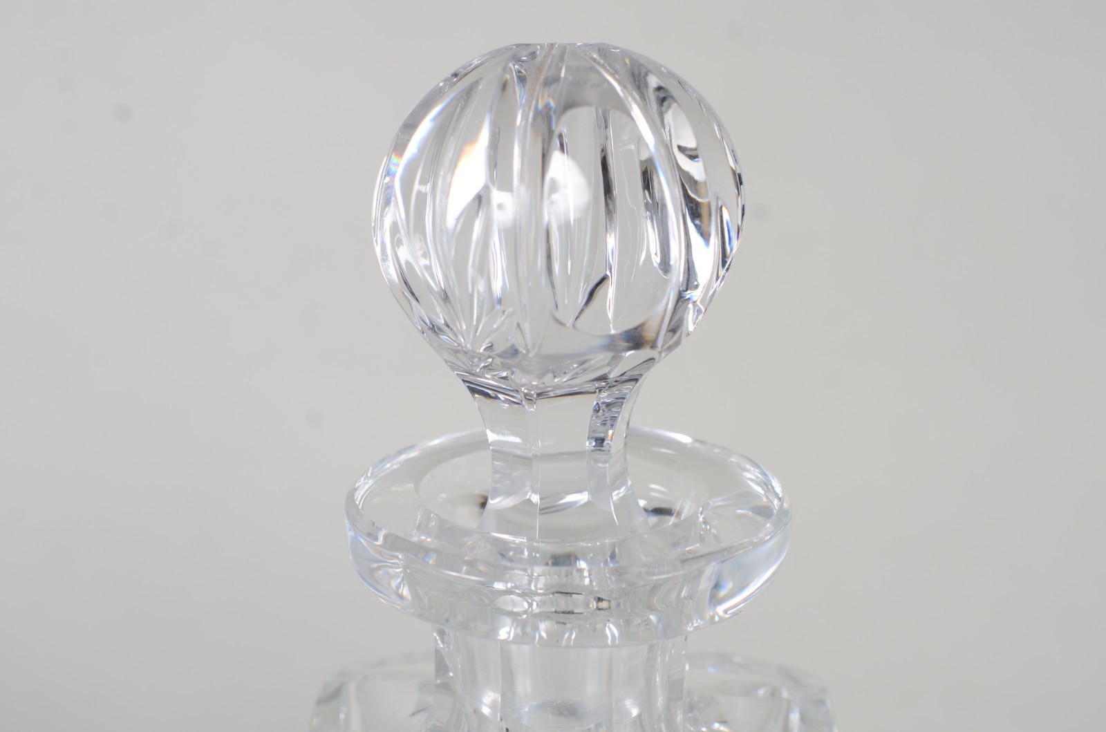 Duas garrafas de cristal tcheco lapidado em diferentes formatos. - foto 2 de 9