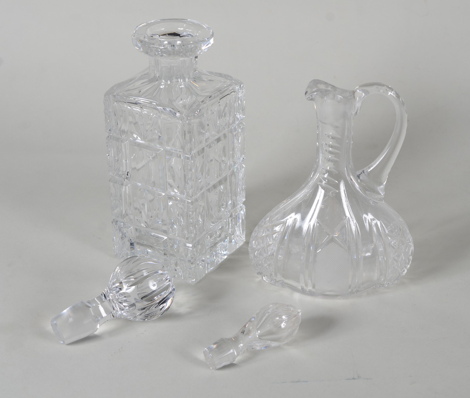 Duas garrafas de cristal tcheco lapidado em diferentes formatos. - foto 4 de 9