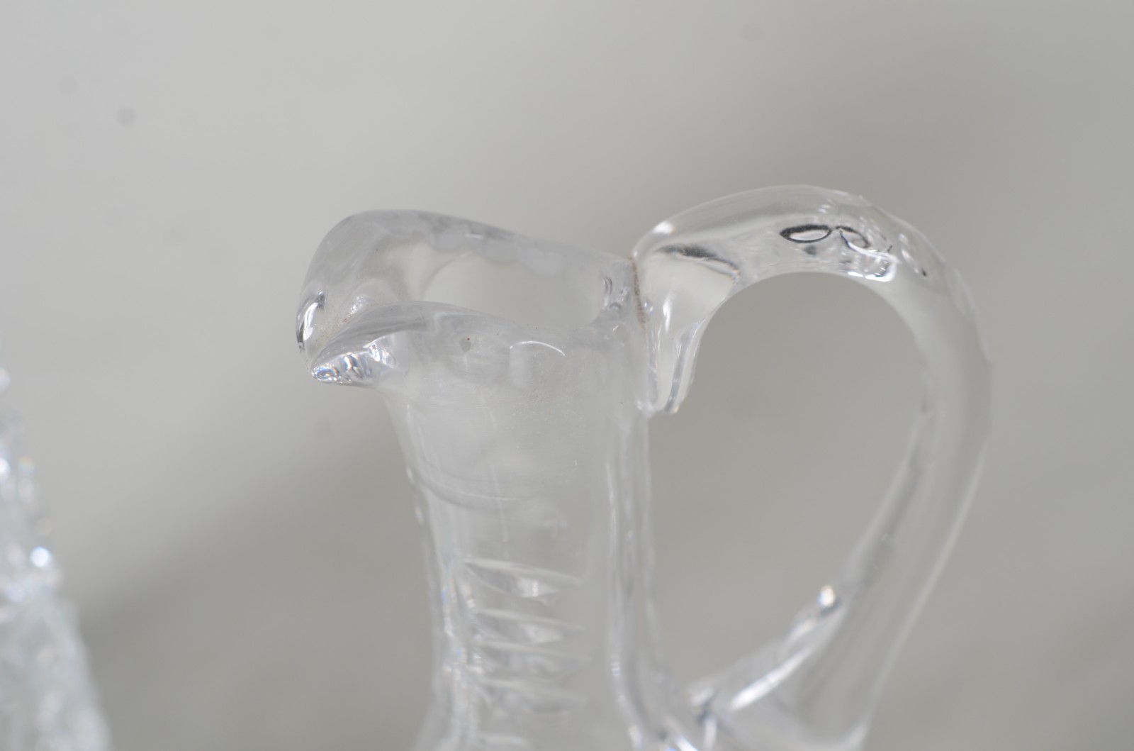Duas garrafas de cristal tcheco lapidado em diferentes formatos. - foto 5 de 9