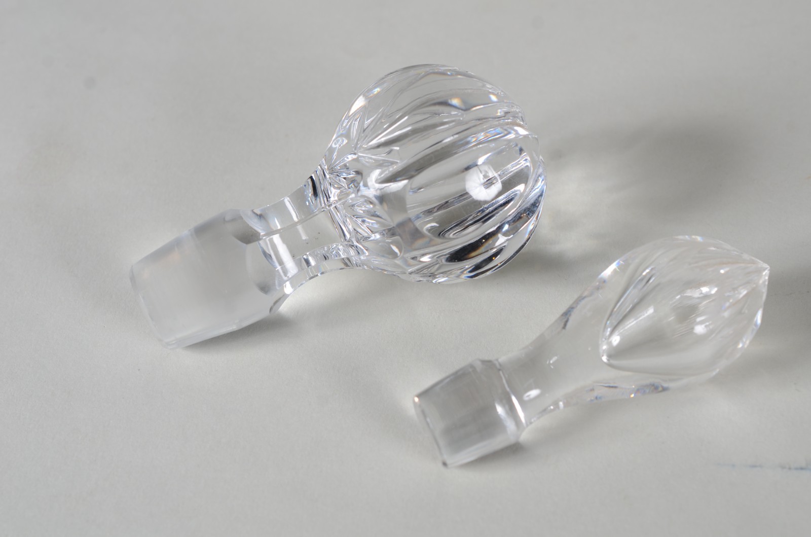 Duas garrafas de cristal tcheco lapidado em diferentes formatos. - foto 6 de 9