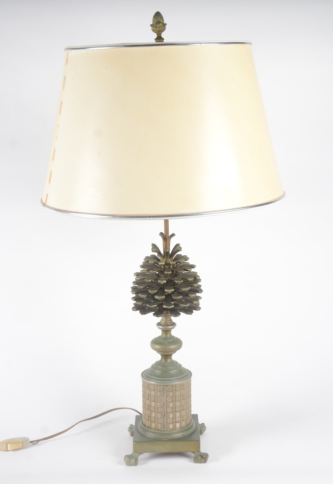 Abatjour de metal dourado, base com figura de "pinha" sobre pedestal... - foto 1 de 6