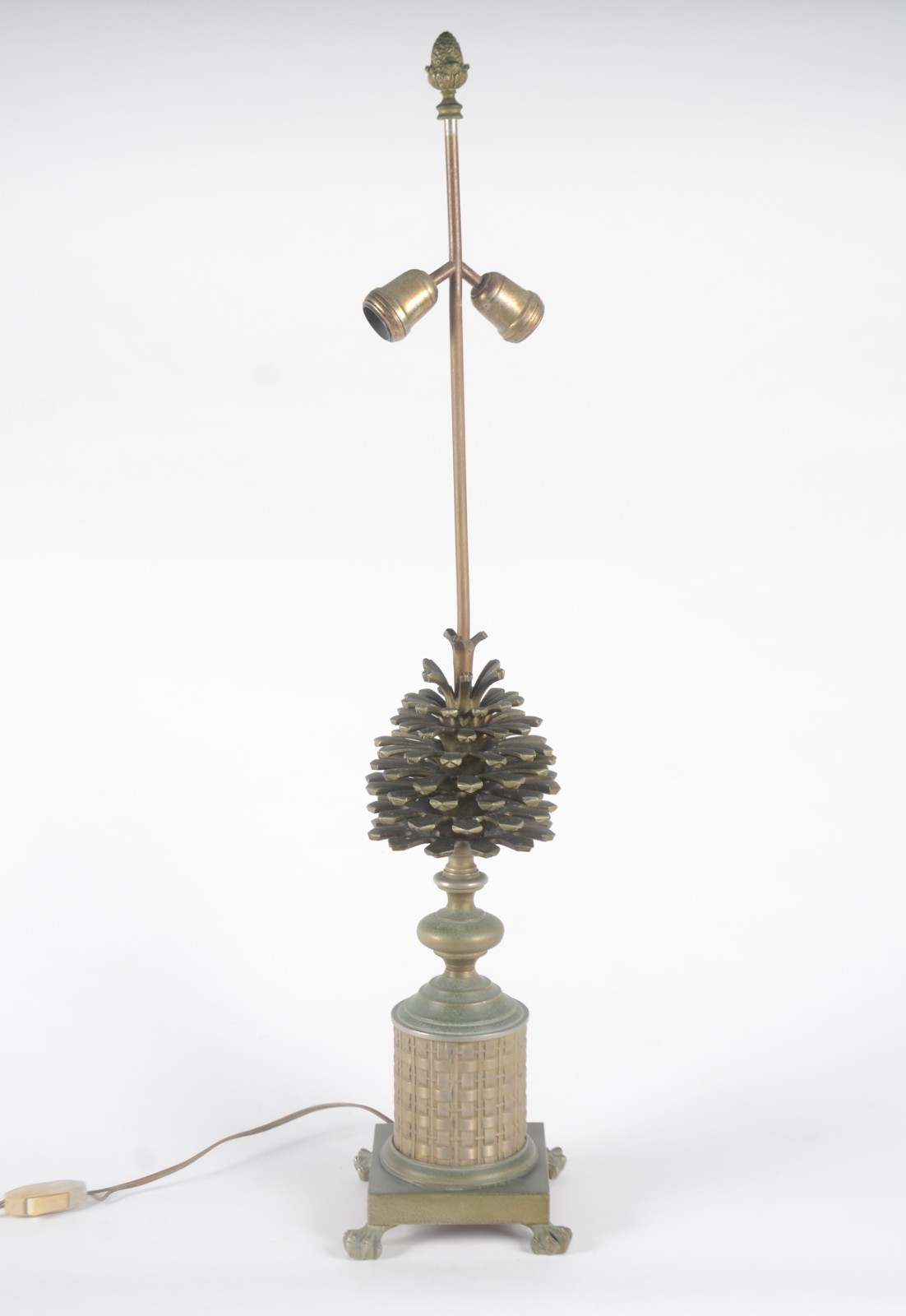 Abatjour de metal dourado, base com figura de "pinha" sobre pedestal... - foto 3 de 6