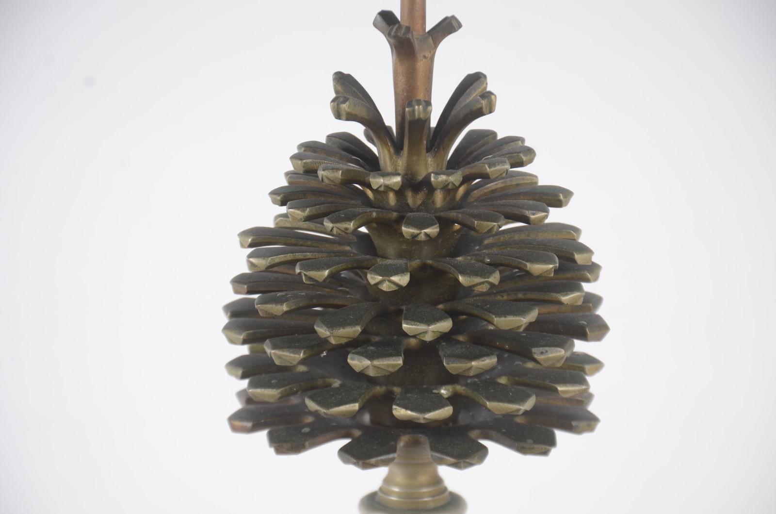 Abatjour de metal dourado, base com figura de "pinha" sobre pedestal... - foto 4 de 6