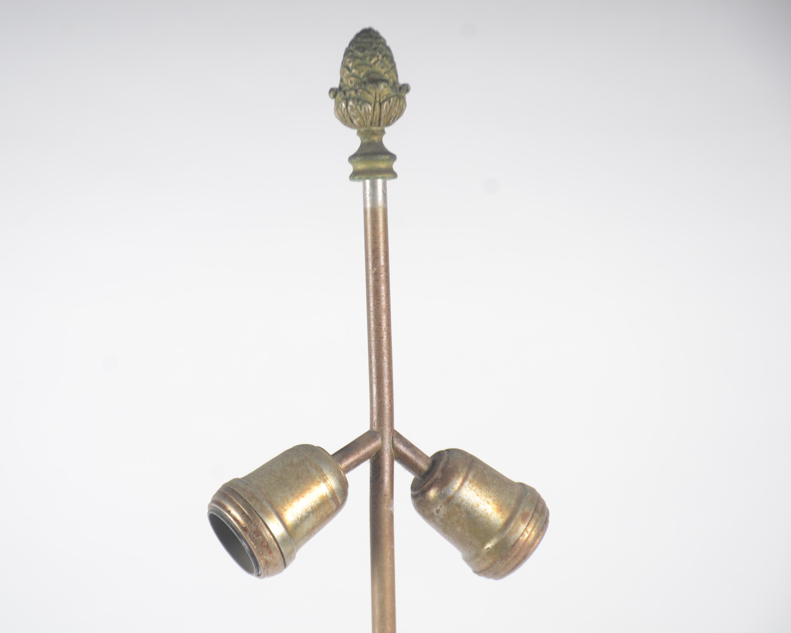 Abatjour de metal dourado, base com figura de "pinha" sobre pedestal... - foto 5 de 6
