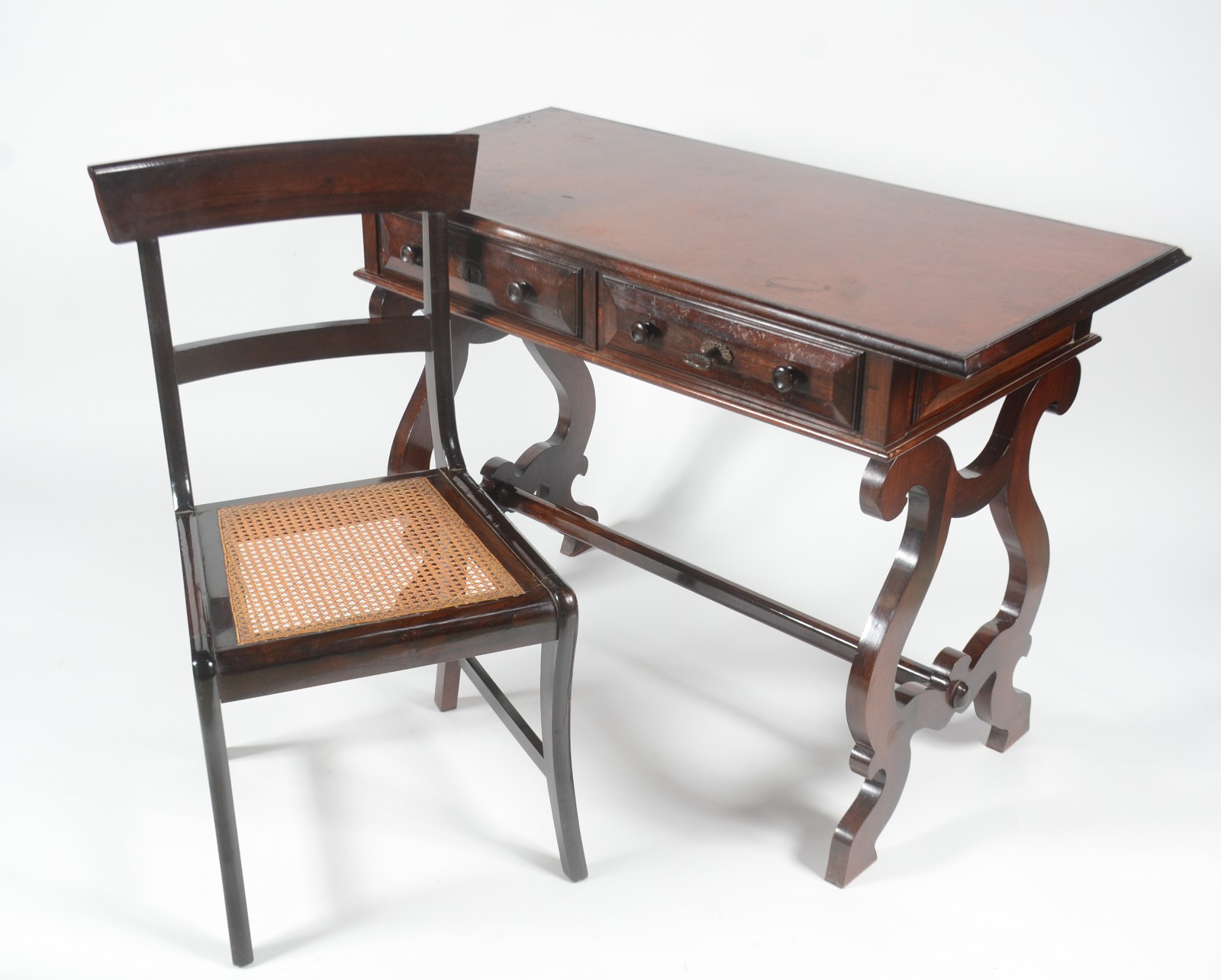 Mesa para escritório com tampo retangular e duas gavetas, pernas em... - foto 1 de 11