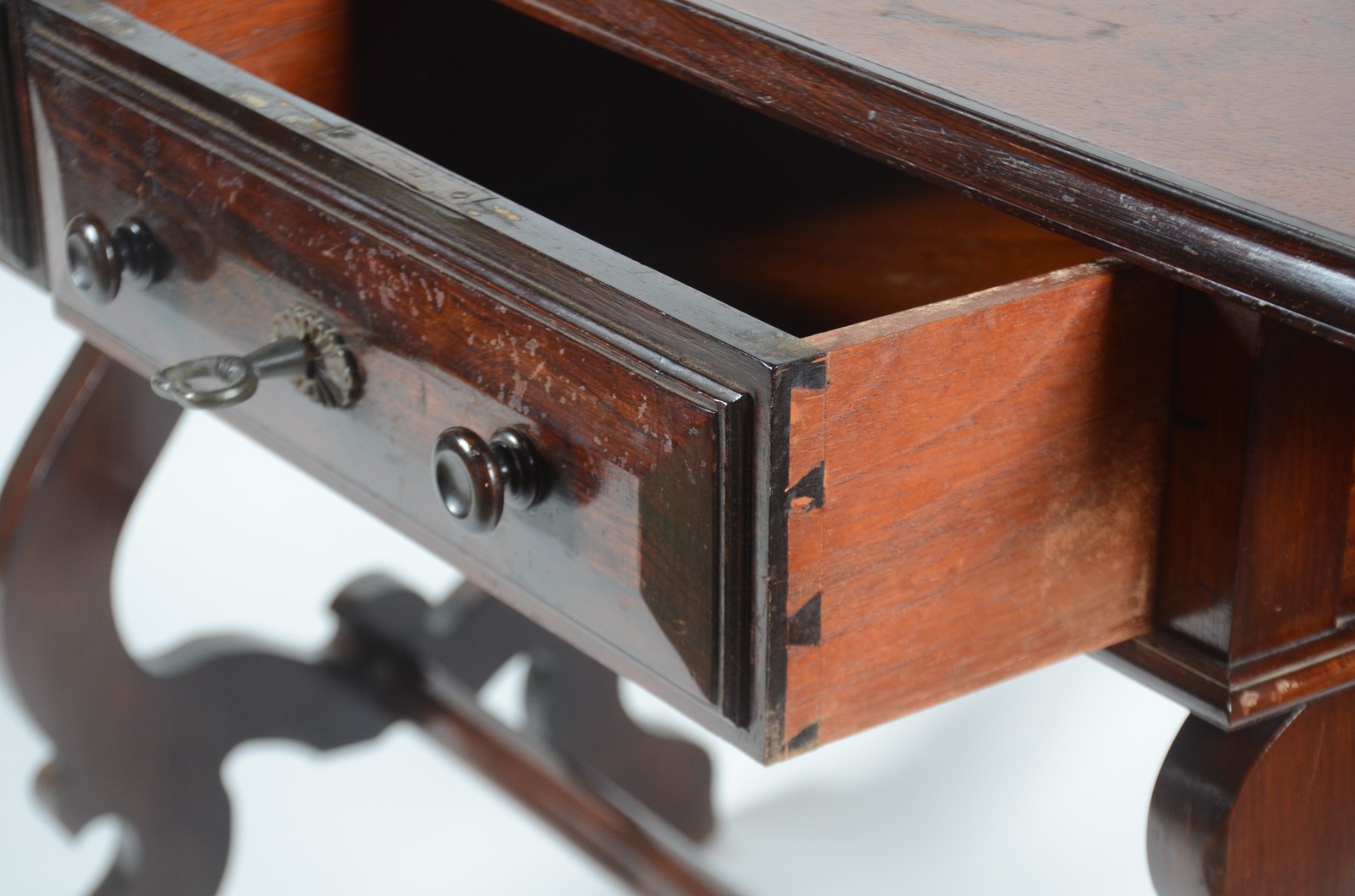 Mesa para escritório com tampo retangular e duas gavetas, pernas em... - foto 3 de 11