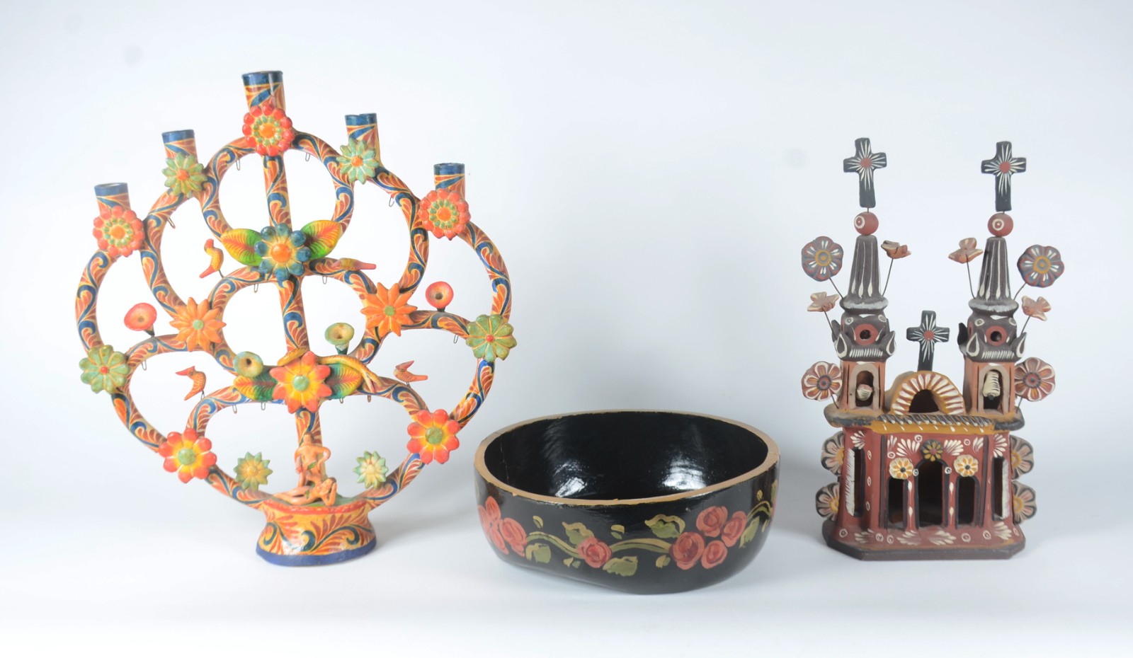 Três peças decorativas mexicanas, sendo: bowl de madeira pintada... - foto 1 de 11