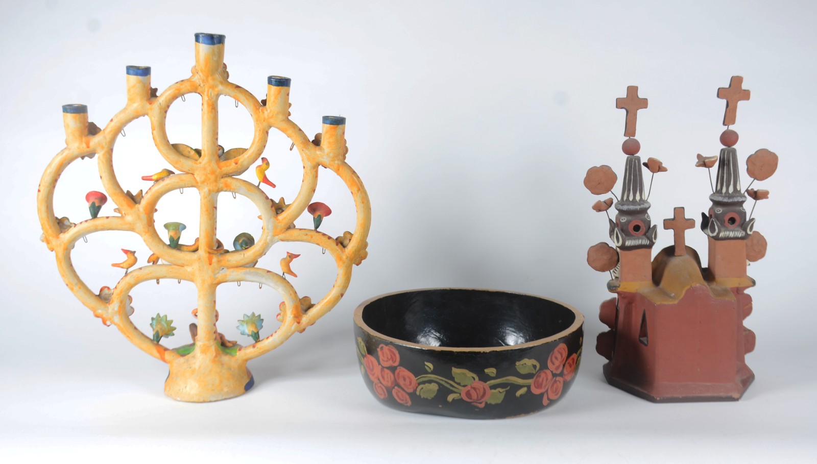 Três peças decorativas mexicanas, sendo: bowl de madeira pintada... - foto 2 de 11