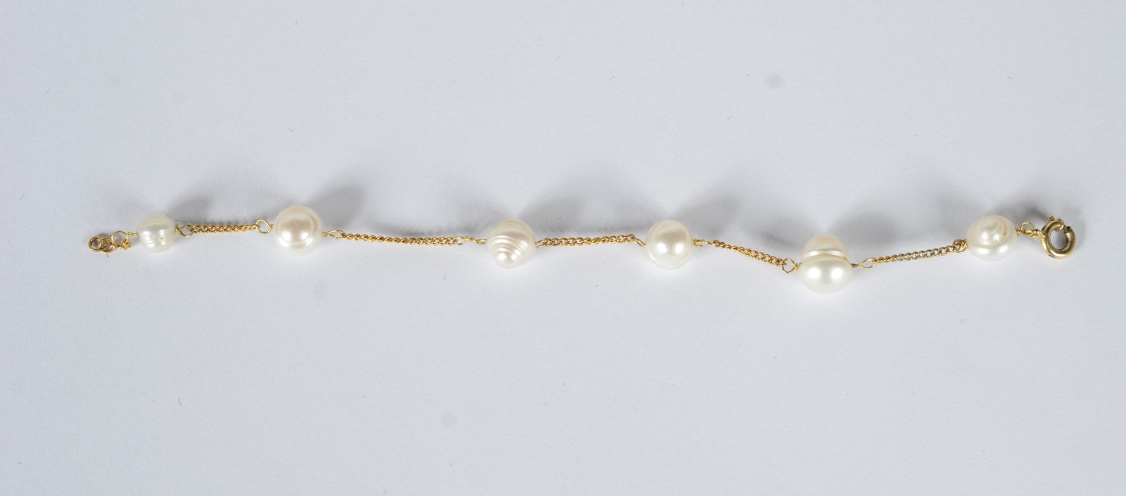 Pulseira de ouro 18 k., perolas intercaladas. (Por motivos de... - foto 2 de 7