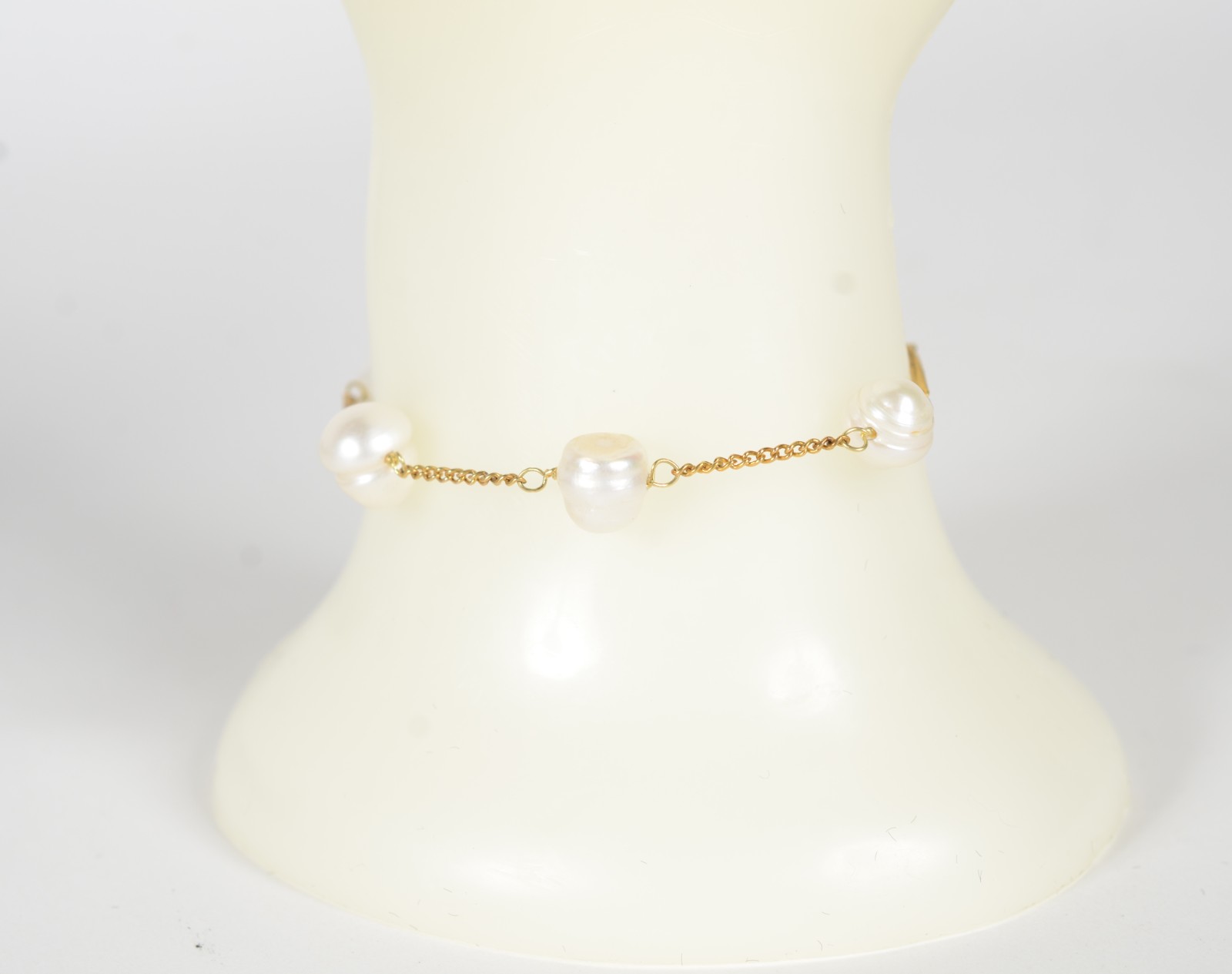Pulseira de ouro 18 k., perolas intercaladas. (Por motivos de... - foto 6 de 7