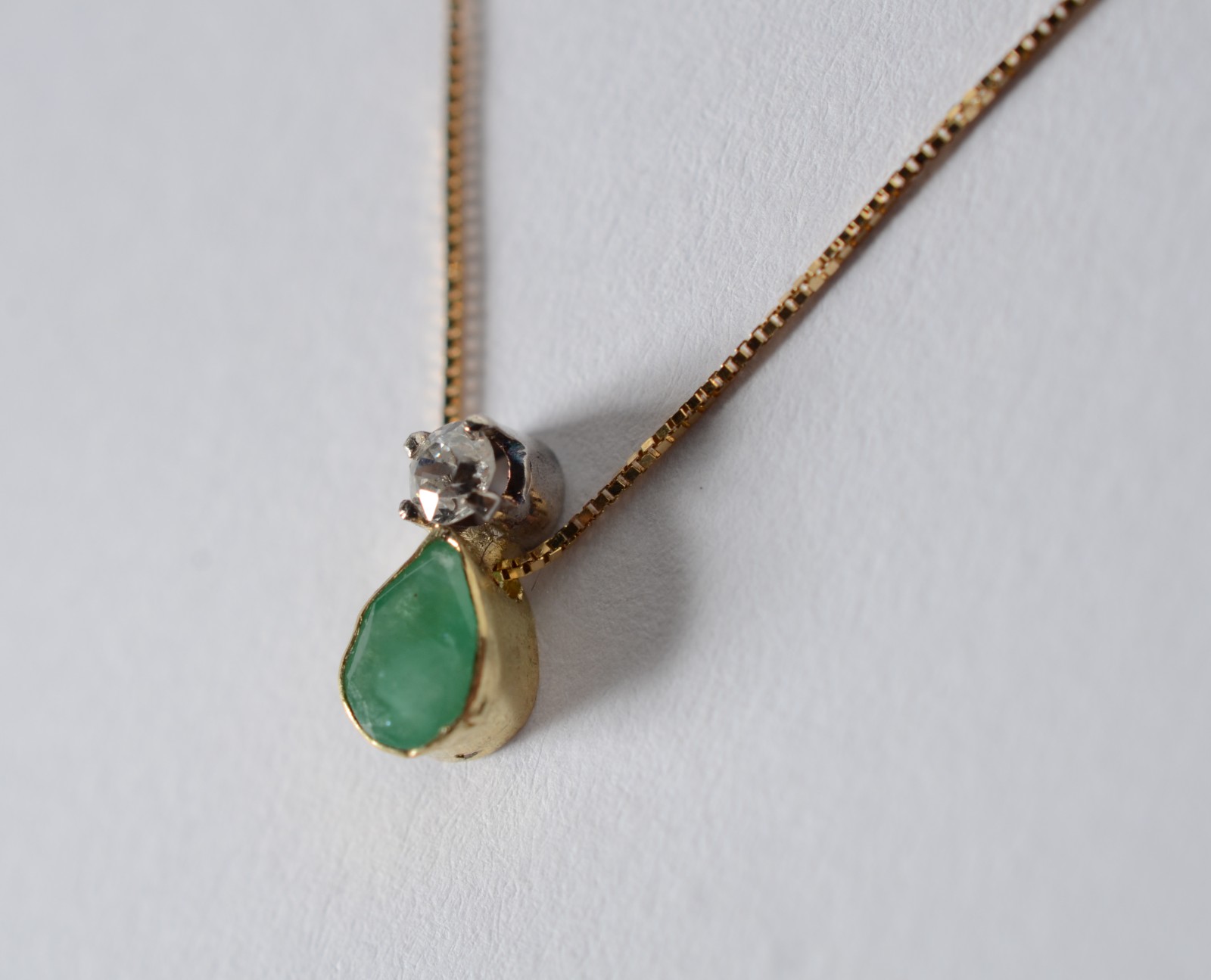 Colar com pendente de ouro 18 k., contraste 750 com esmeralda... - foto 1 de 9
