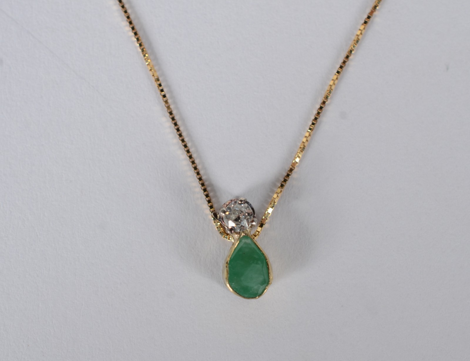 Colar com pendente de ouro 18 k., contraste 750 com esmeralda... - foto 2 de 9