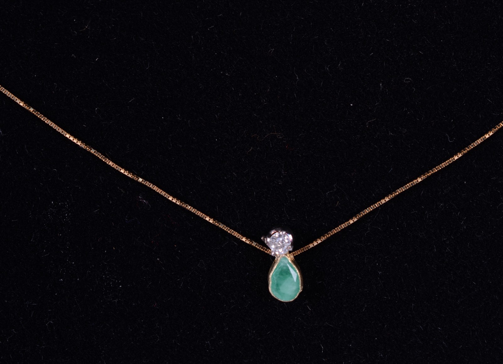 Colar com pendente de ouro 18 k., contraste 750 com esmeralda... - foto 9 de 9