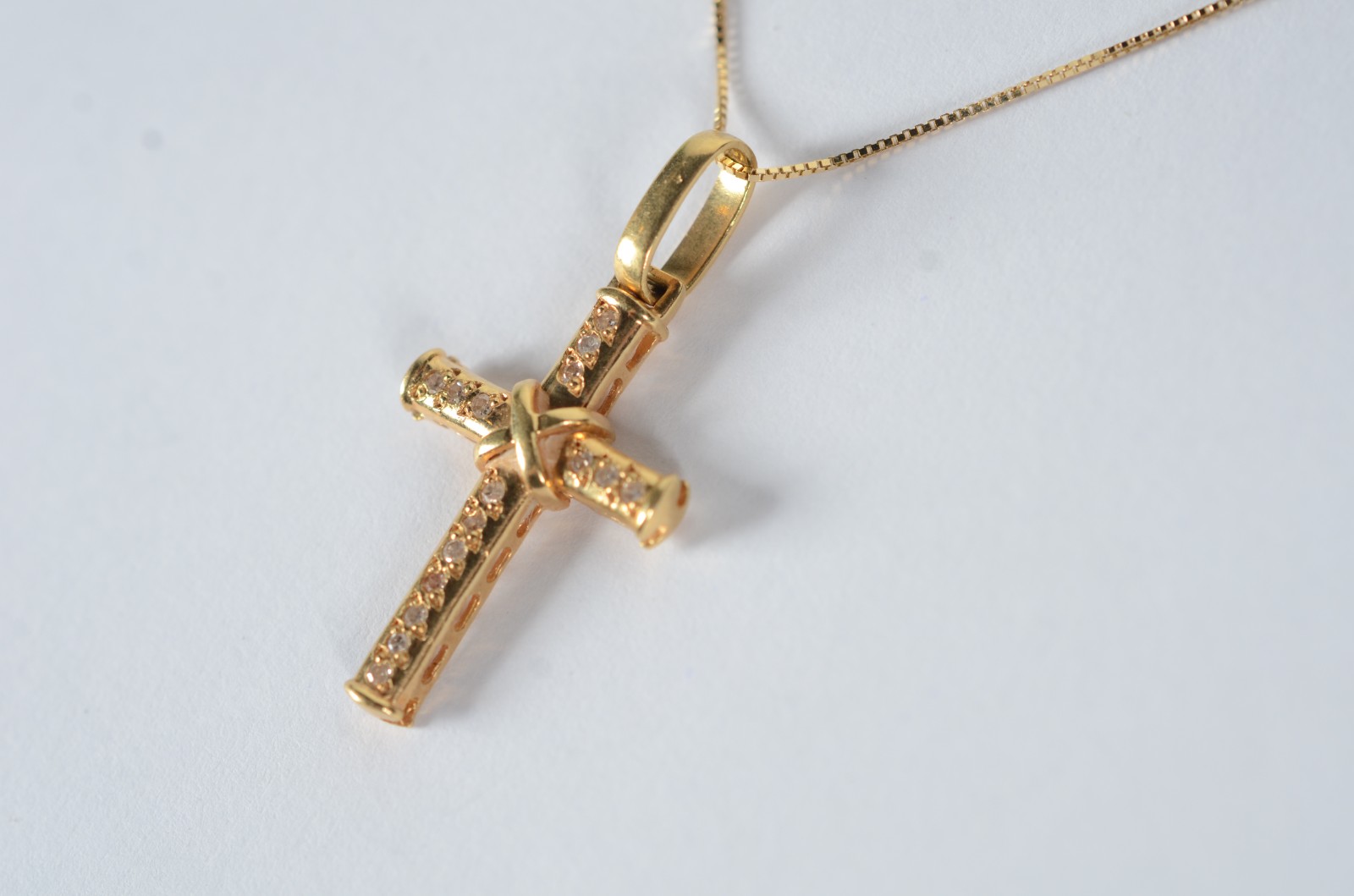 Colar de ouro 18 k., contraste 750 com crucifixo cravejado de... - foto 1 de 9