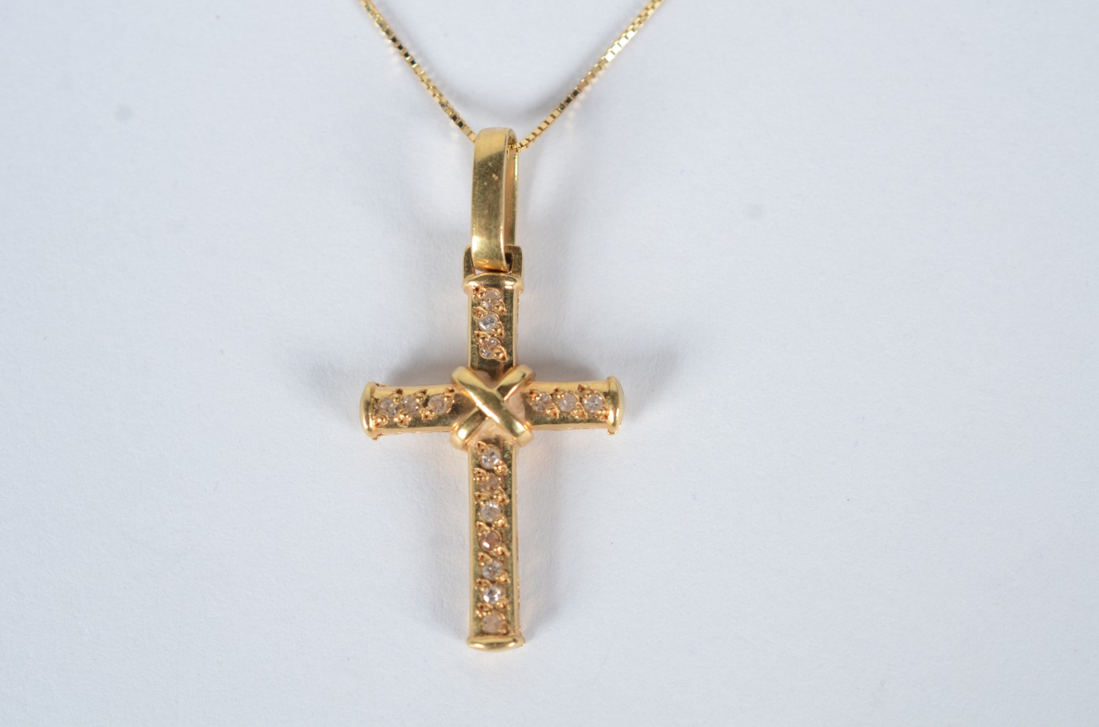 Colar de ouro 18 k., contraste 750 com crucifixo cravejado de... - foto 2 de 9