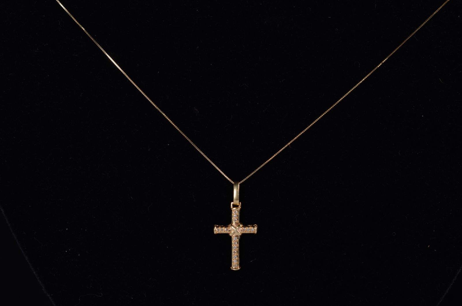 Colar de ouro 18 k., contraste 750 com crucifixo cravejado de... - foto 8 de 9