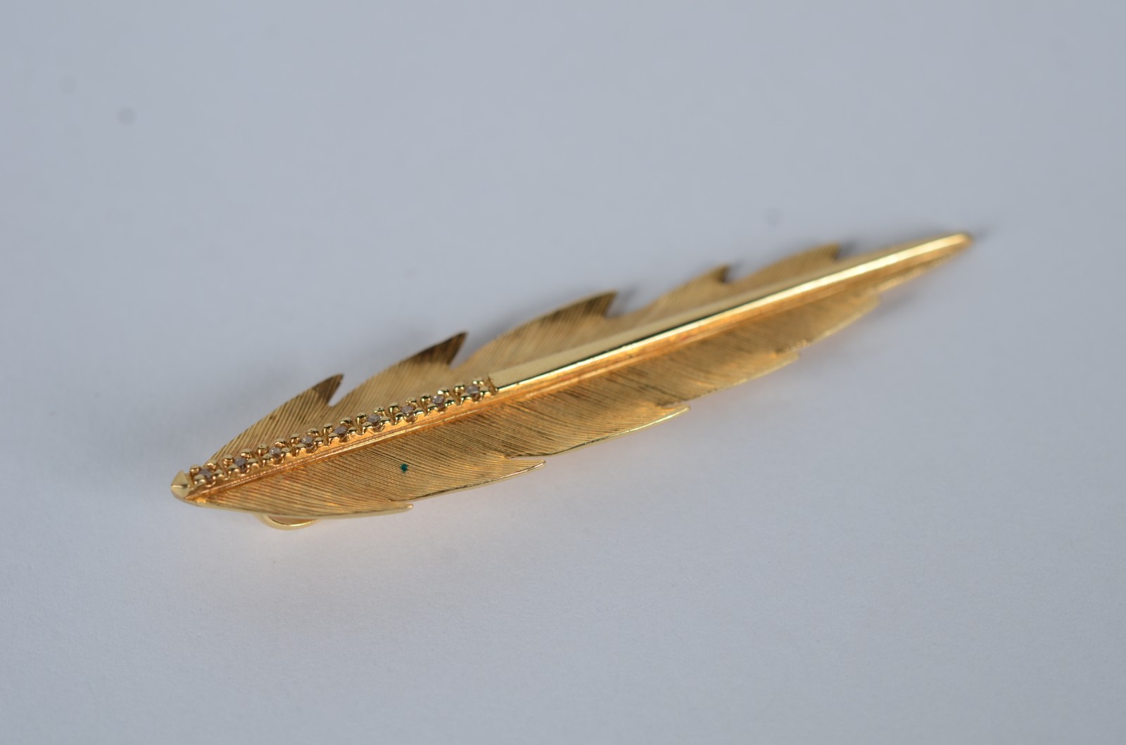 Pendente de ouro 18 k., contraste 750 feitio folha com brilhantes... - foto 1 de 6