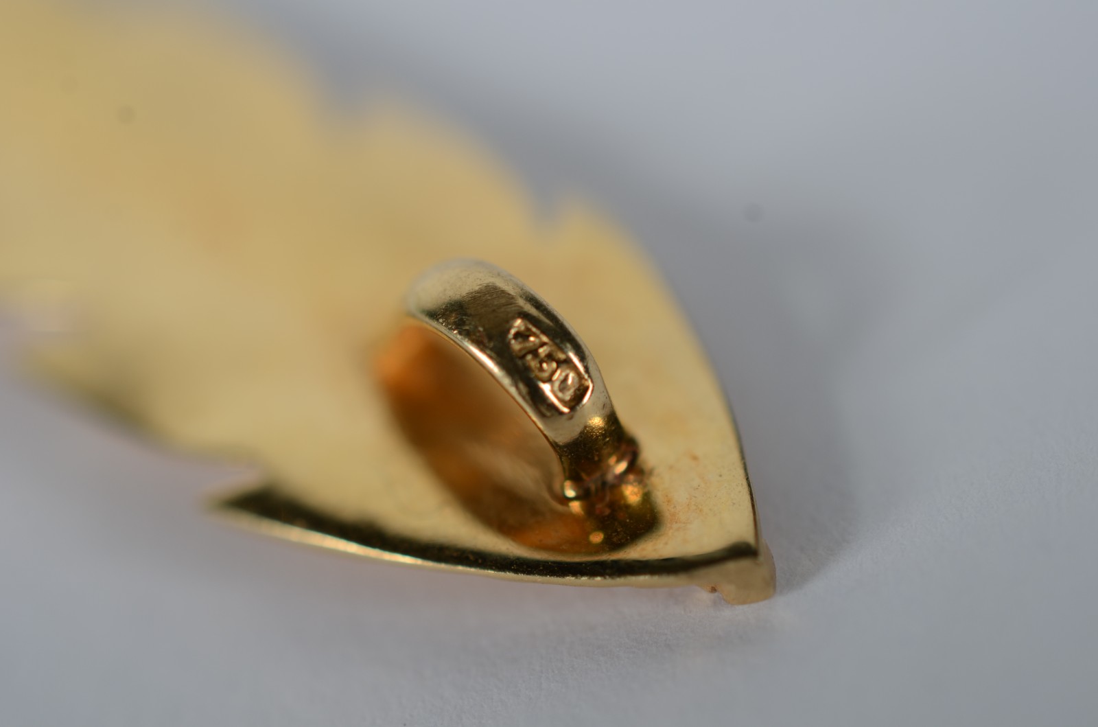 Pendente de ouro 18 k., contraste 750 feitio folha com brilhantes... - foto 6 de 6
