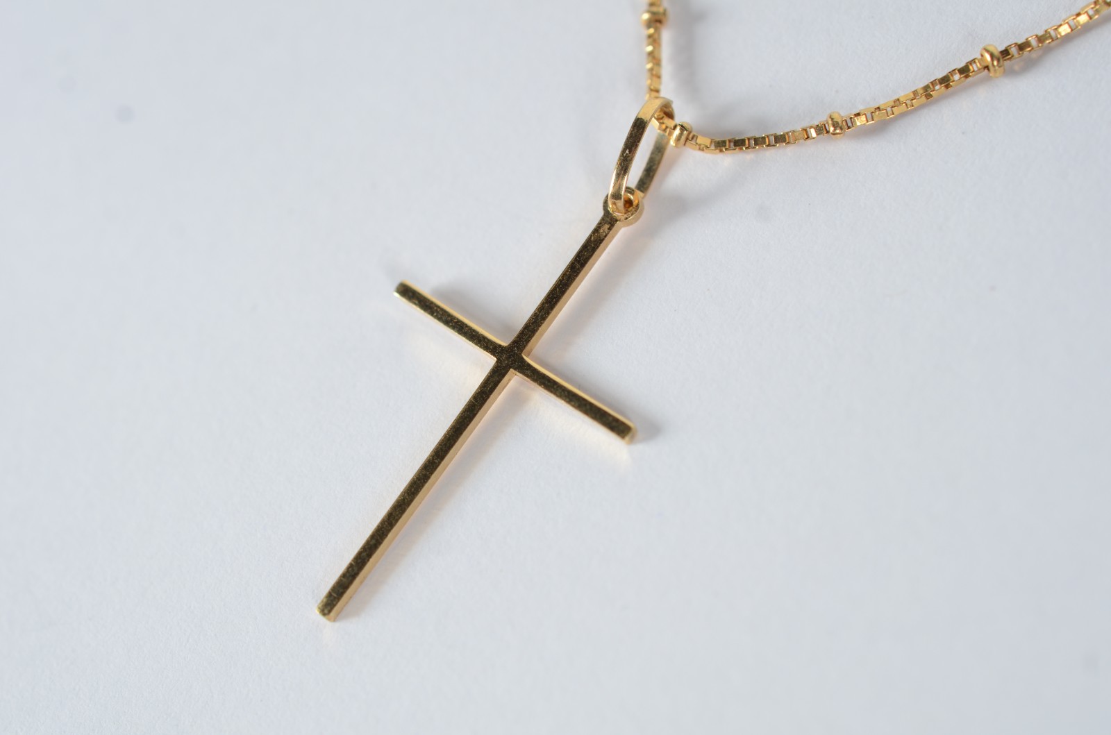 Colar de ouro 18 k., contraste 750 com bolinhas e crucifixo. (Por... - foto 1 de 7