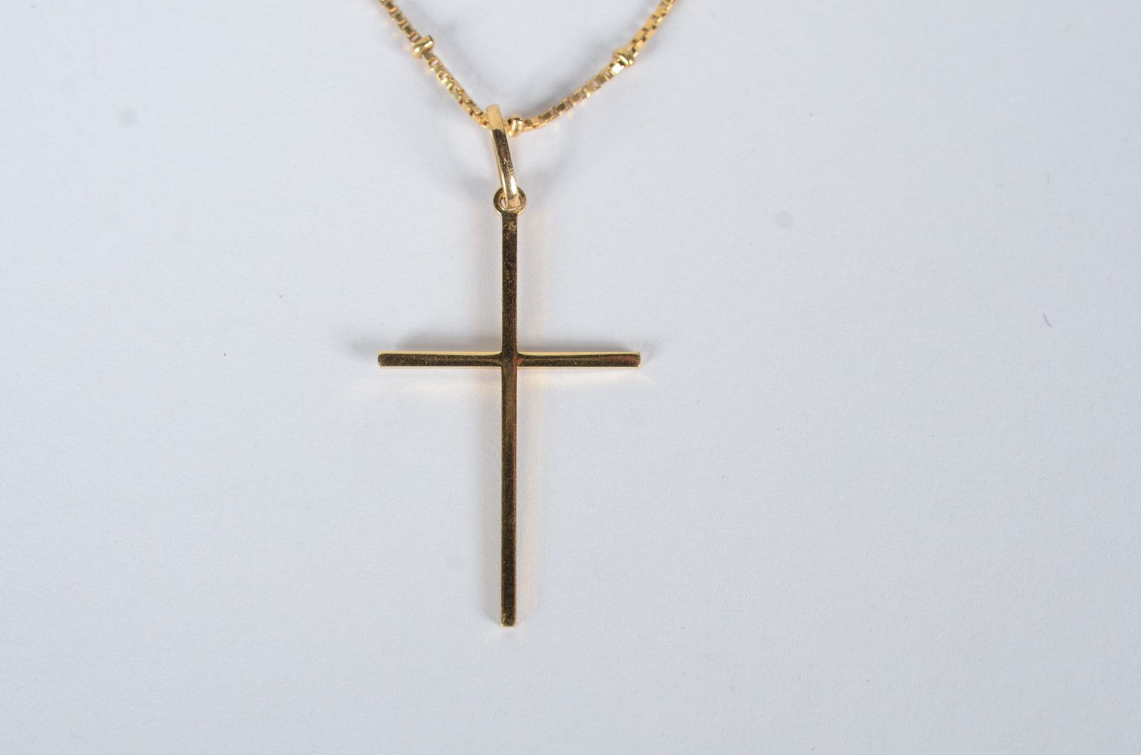 Colar de ouro 18 k., contraste 750 com bolinhas e crucifixo. (Por... - foto 2 de 7