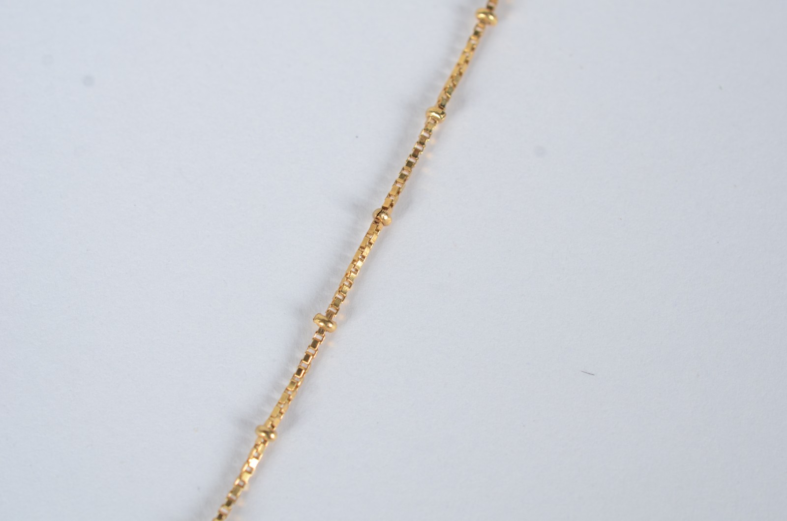 Colar de ouro 18 k., contraste 750 com bolinhas e crucifixo. (Por... - foto 4 de 7