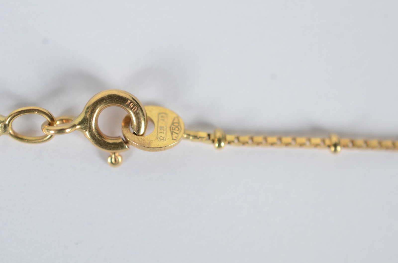 Colar de ouro 18 k., contraste 750 com bolinhas e crucifixo. (Por... - foto 5 de 7