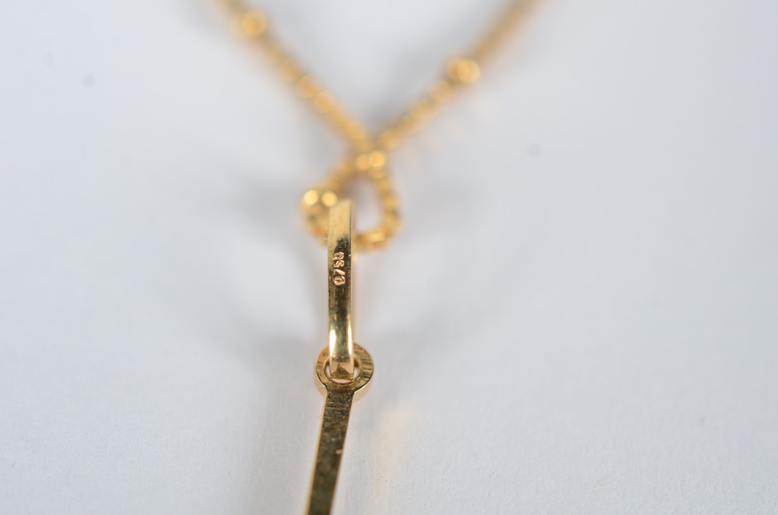 Colar de ouro 18 k., contraste 750 com bolinhas e crucifixo. (Por... - foto 6 de 7