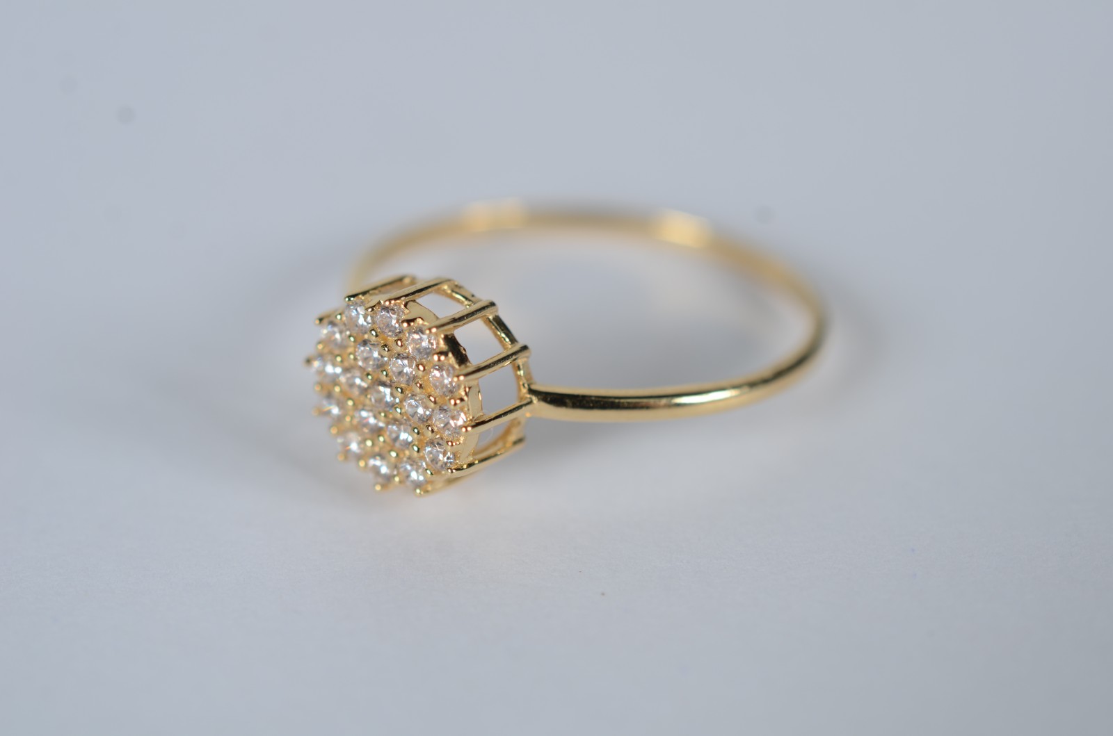 Anel de ouro 18 k., contraste 750 cravejado com safiras brancas, aro... - foto 1 de 9