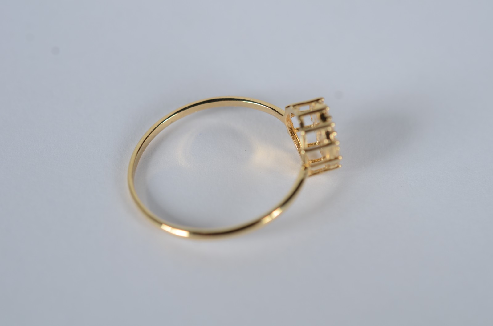 Anel de ouro 18 k., contraste 750 cravejado com safiras brancas, aro... - foto 4 de 9