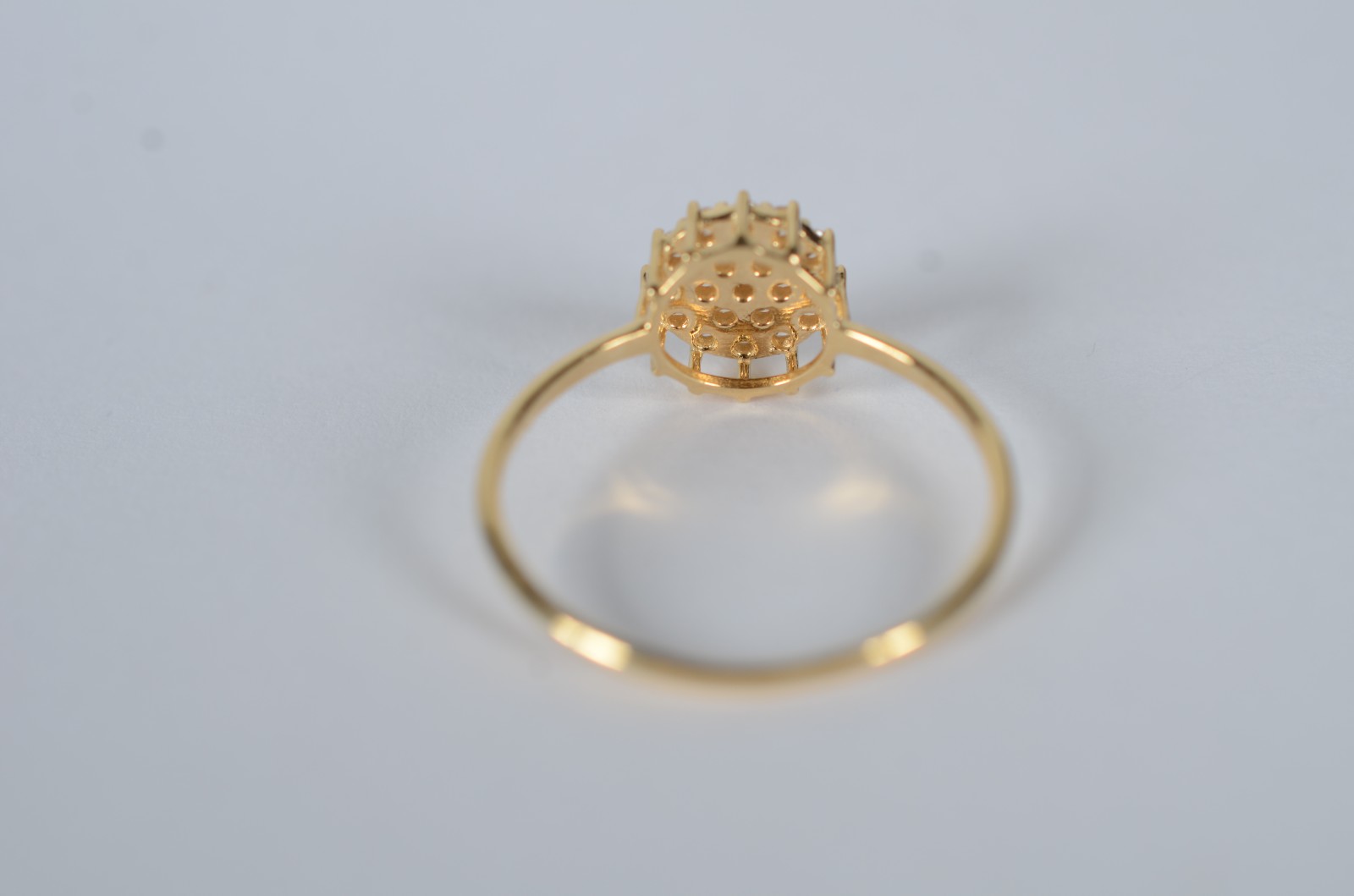 Anel de ouro 18 k., contraste 750 cravejado com safiras brancas, aro... - foto 2 de 9