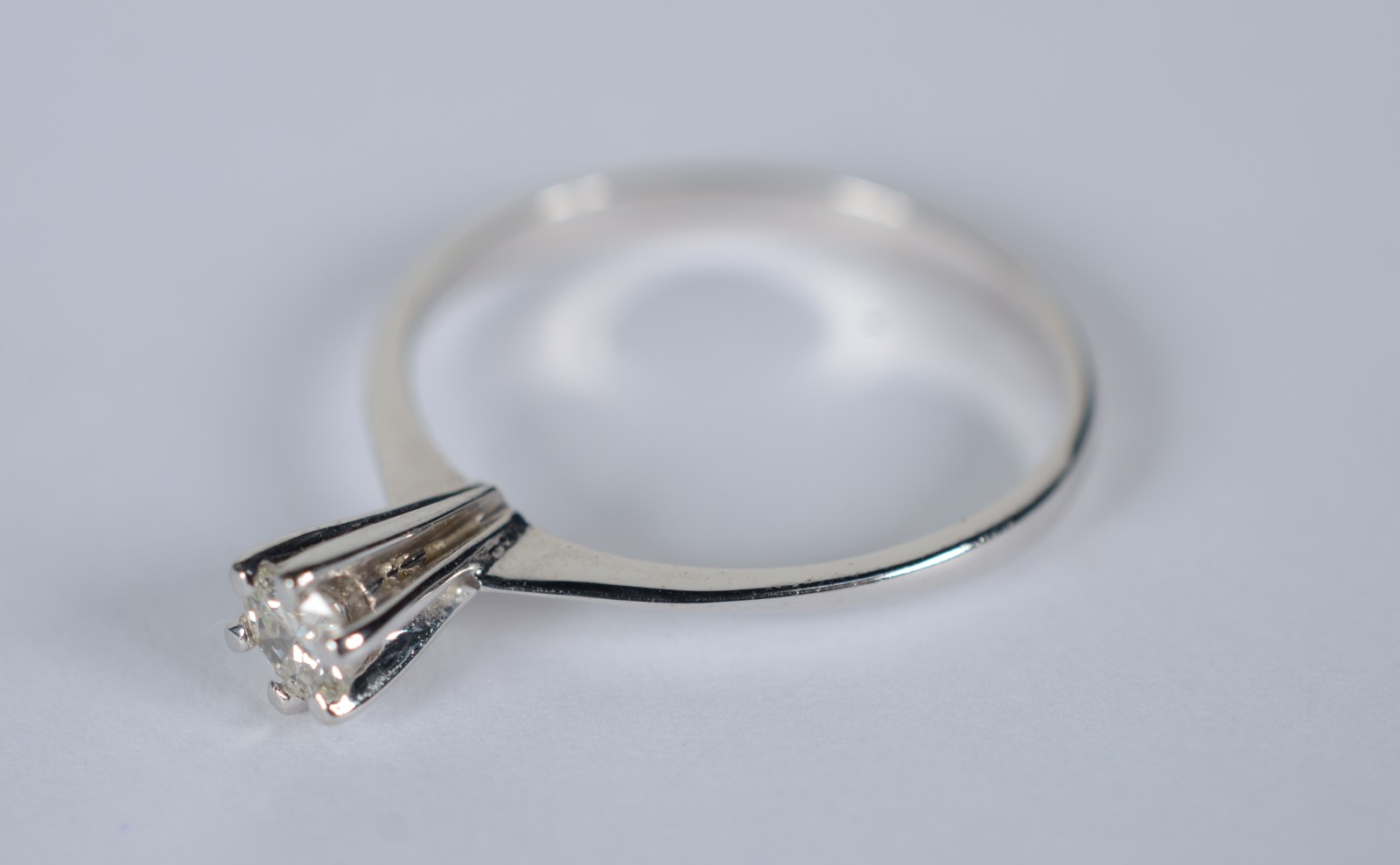 Solitário de ouro branco com um brilhante de 0,20 ct, aro 17. (Por... - foto 1 de 8
