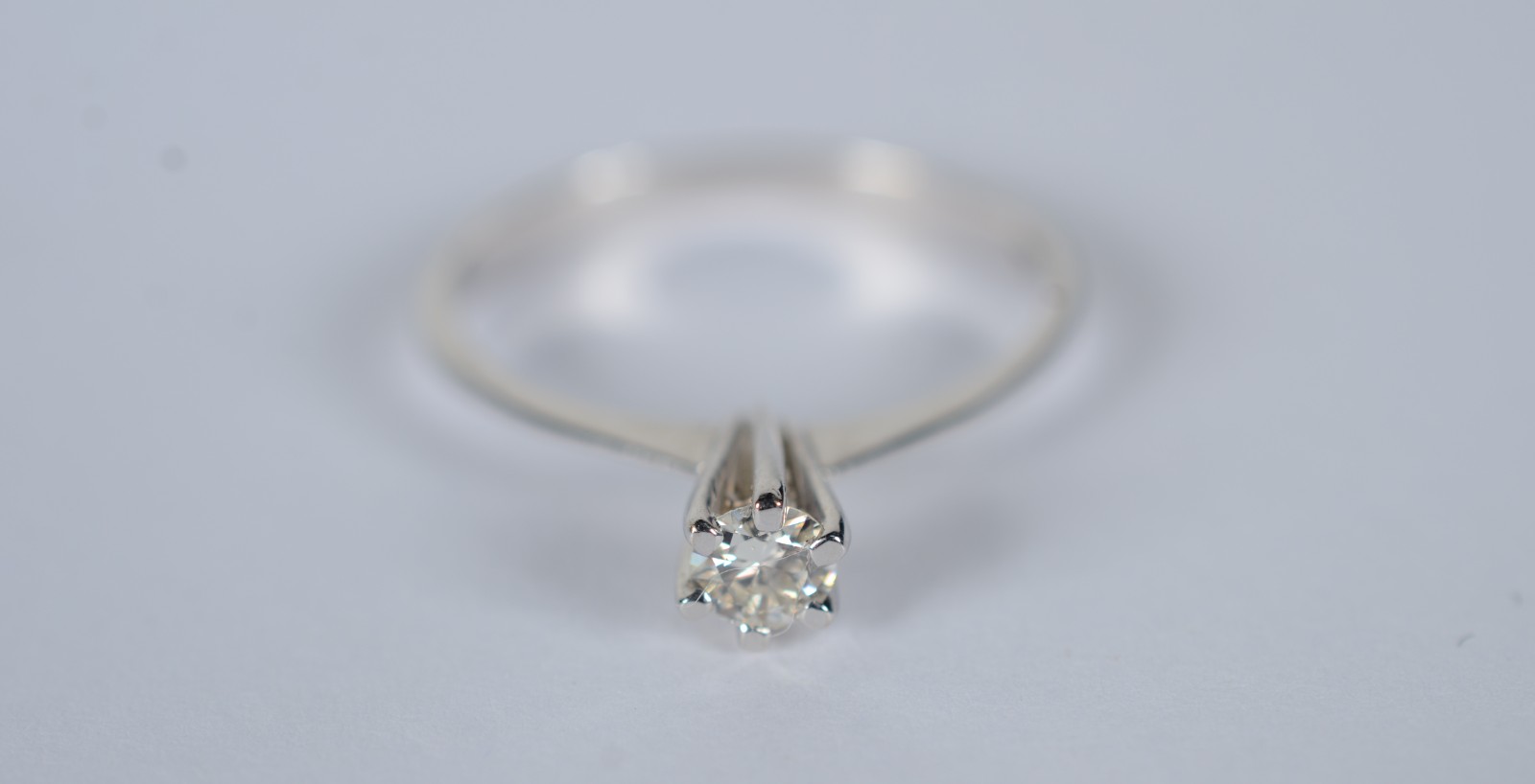 Solitário de ouro branco com um brilhante de 0,20 ct, aro 17. (Por... - foto 2 de 8