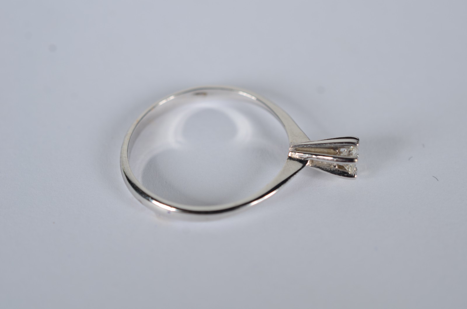 Solitário de ouro branco com um brilhante de 0,20 ct, aro 17. (Por... - foto 3 de 8