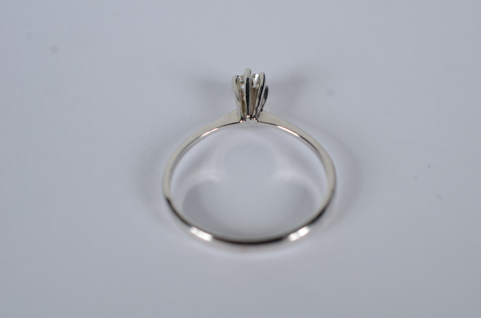 Solitário de ouro branco com um brilhante de 0,20 ct, aro 17. (Por... - foto 4 de 8
