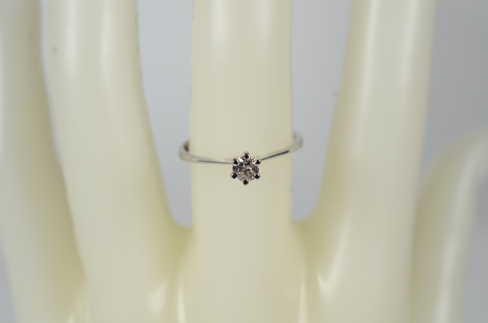 Solitário de ouro branco com um brilhante de 0,20 ct, aro 17. (Por... - foto 6 de 8