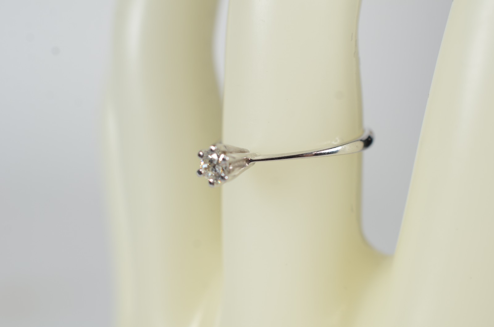 Solitário de ouro branco com um brilhante de 0,20 ct, aro 17. (Por... - foto 8 de 8