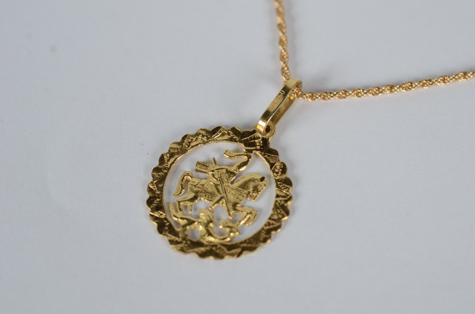 Colar de ouro 18 k., pendente de São Jorge. (Por motivos de segurança... - foto 1 de 10