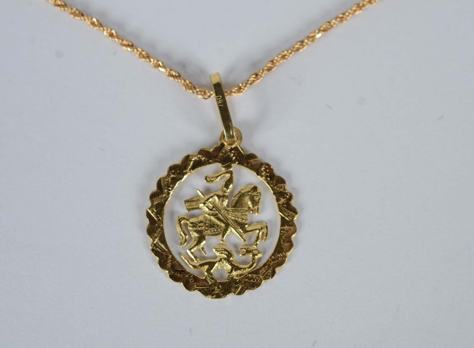 Colar de ouro 18 k., pendente de São Jorge. (Por motivos de segurança... - foto 2 de 10