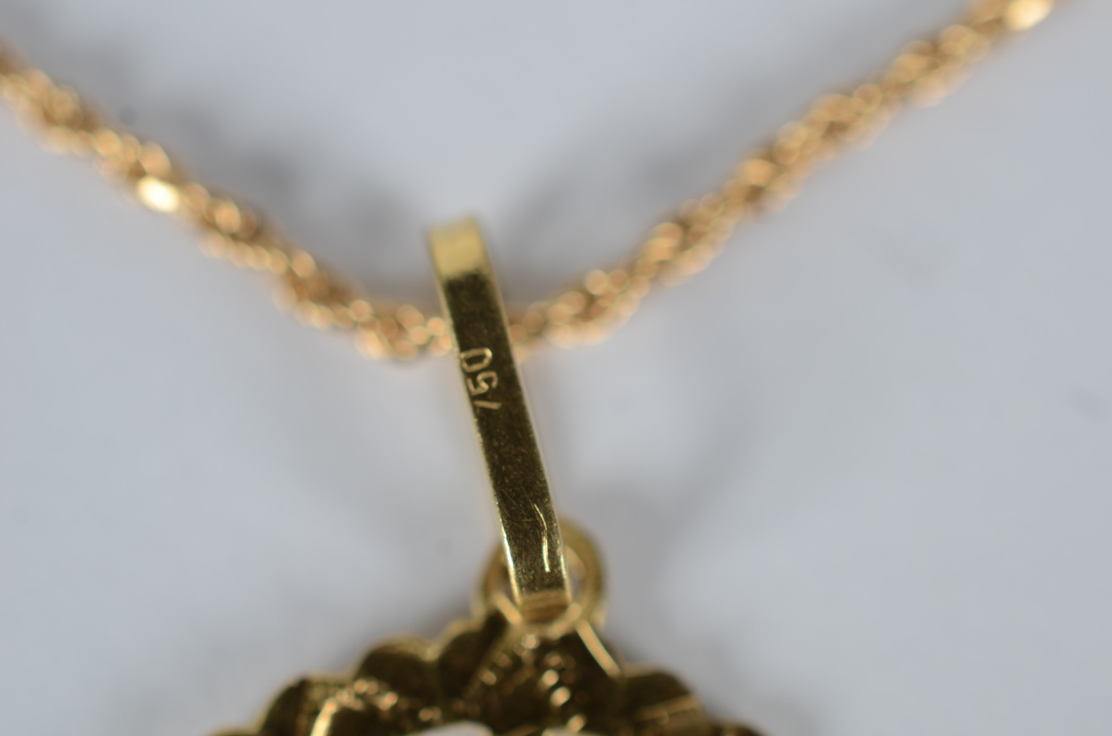 Colar de ouro 18 k., pendente de São Jorge. (Por motivos de segurança... - foto 5 de 10