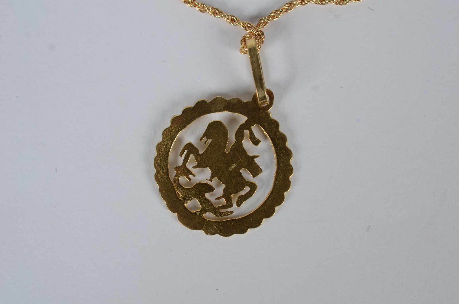 Colar de ouro 18 k., pendente de São Jorge. (Por motivos de segurança... - foto 8 de 10