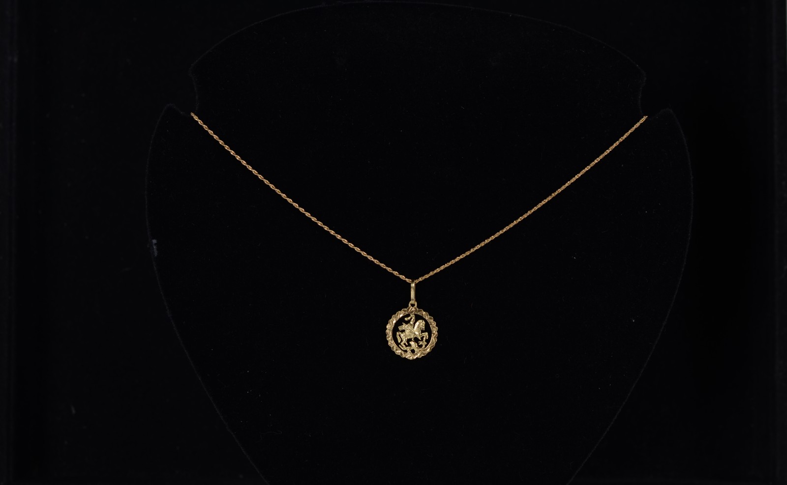 Colar de ouro 18 k., pendente de São Jorge. (Por motivos de segurança... - foto 9 de 10