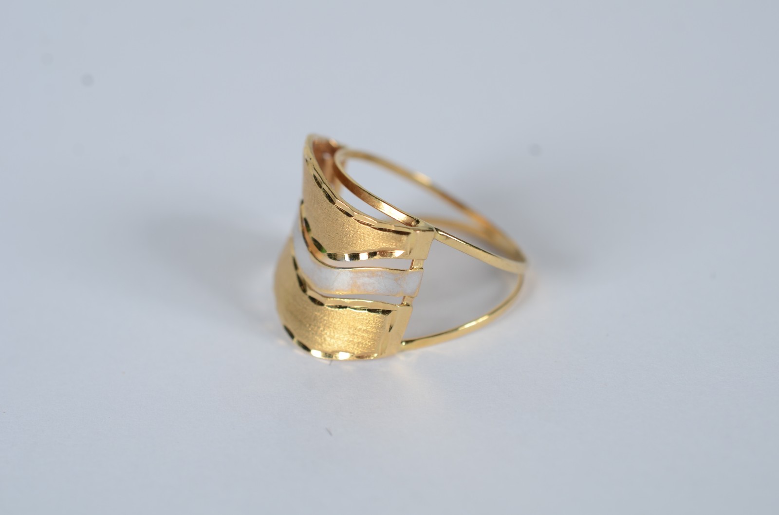 Anel de ouro 18 k., aro 19. (Por motivos de segurança a peça não se... - foto 1 de 8