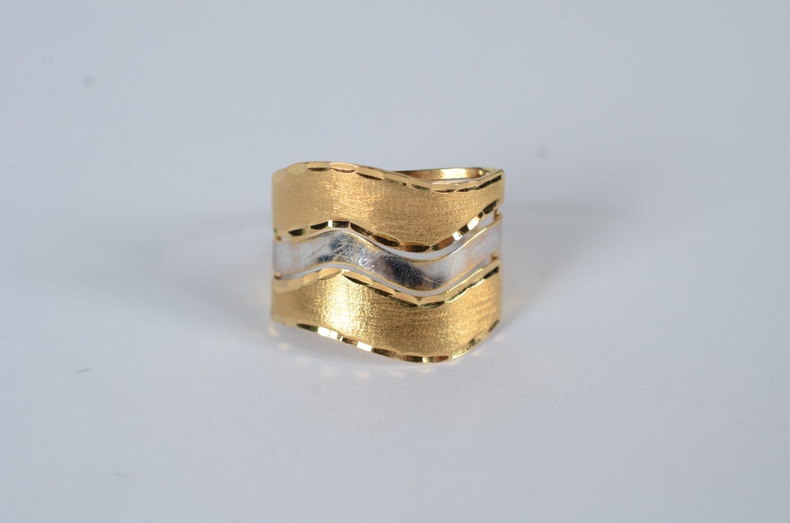Anel de ouro 18 k., aro 19. (Por motivos de segurança a peça não se... - foto 4 de 8