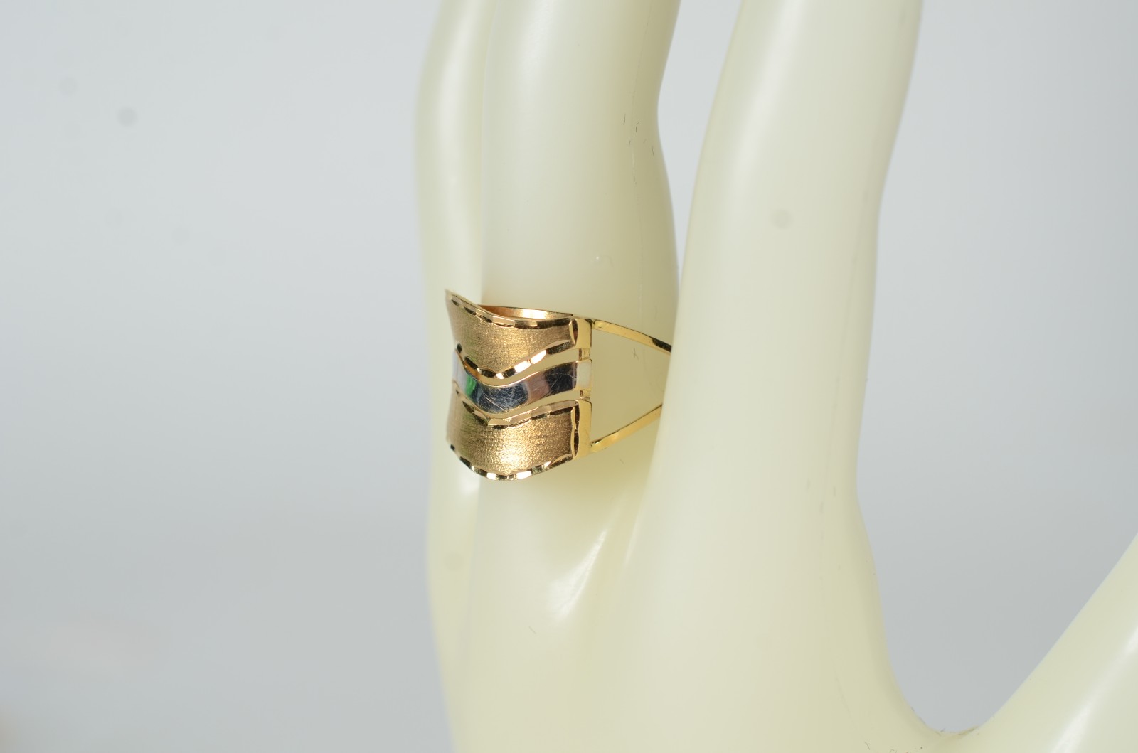 Anel de ouro 18 k., aro 19. (Por motivos de segurança a peça não se... - foto 8 de 8