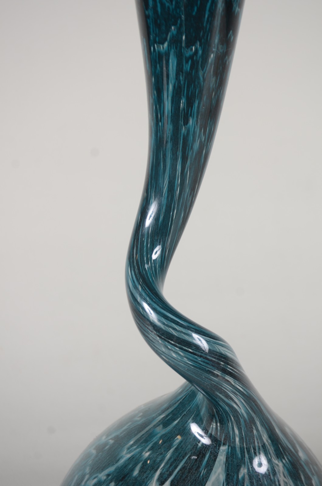 Garrafa de Murano verde mesclado, design moderno. - foto 4 de 5
