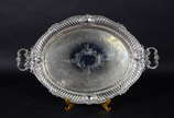 WMF (1853),  - Belíssima  bandeja com alças de metal alemão espessurado a prata. WMF, fundo cinzelado, borda recortada com gomos e medalhões. Contrastado.