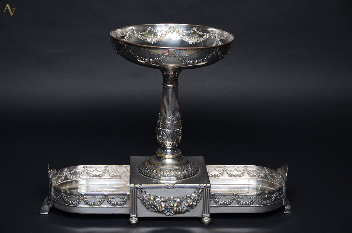 Centro de mesa de metal prateado, base com recipientes laterais e...