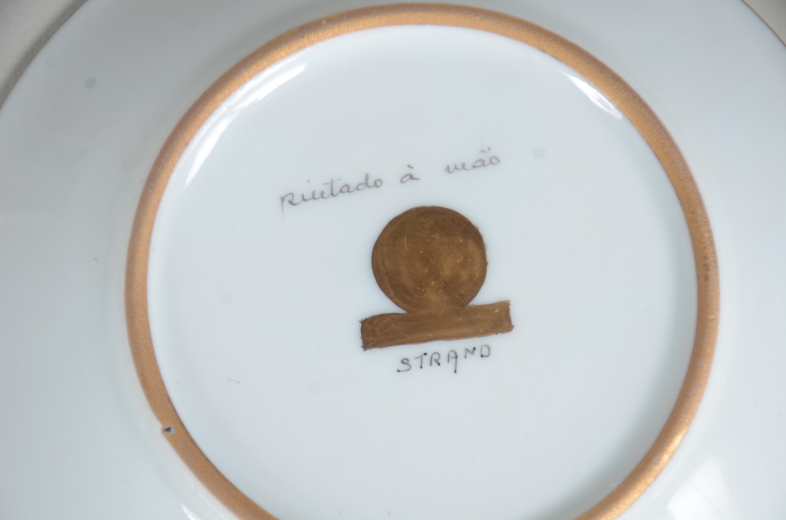 Diversas peças, sendo: cachepot de faiança floral em policromia; 8... - foto 6 de 11