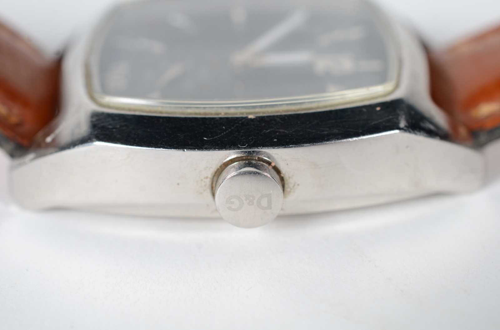 Relógio de pulso com mostrador de aço e pulseira de couro original. - foto 5 de 9