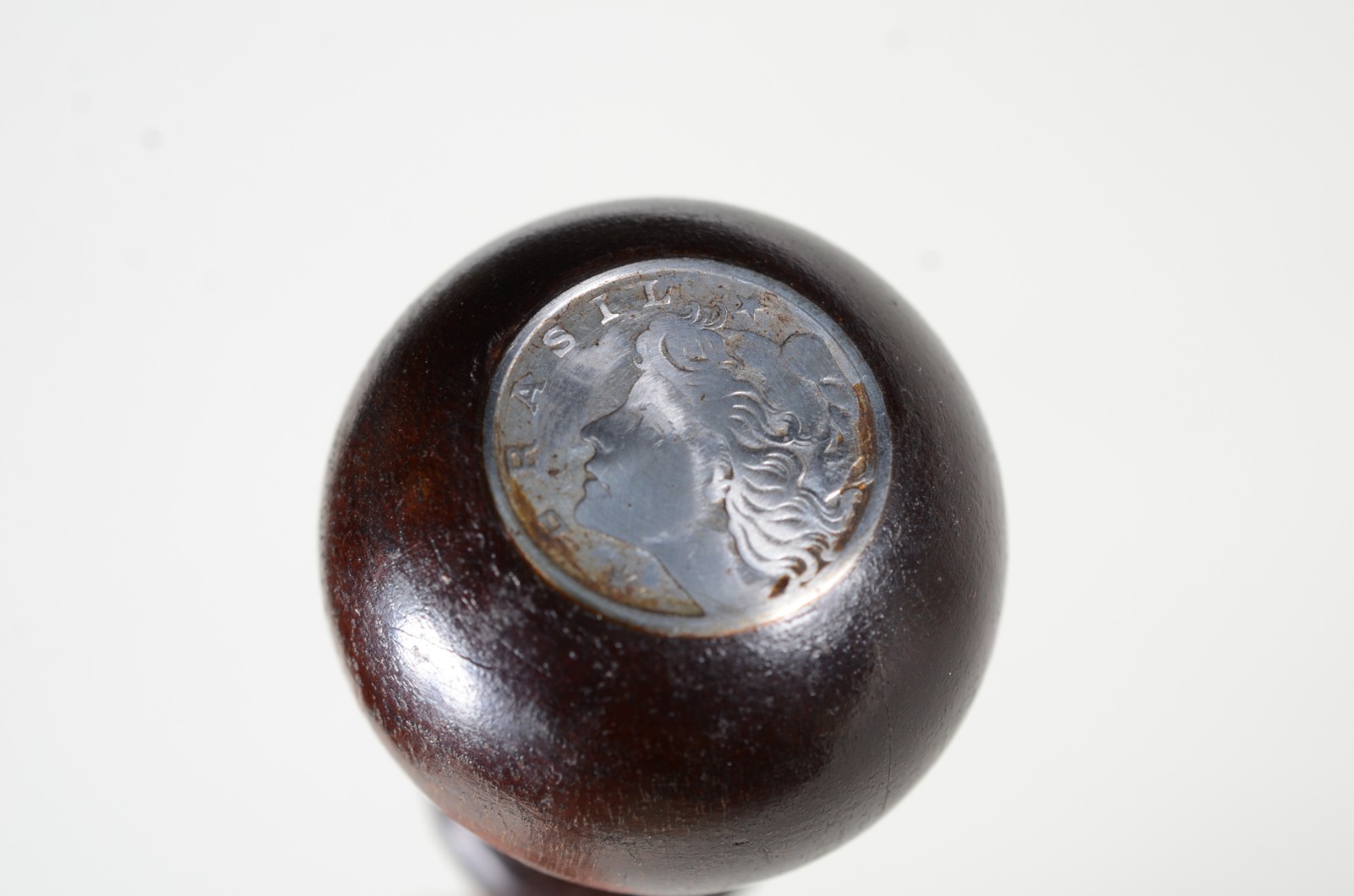 Bengala de madeira nobre, castão com detalhe em moeda. - foto 4 de 6